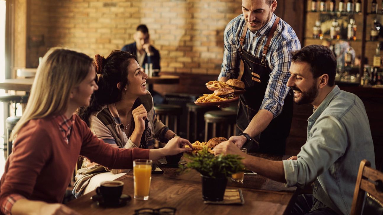 Restaurant Burger Tisch Service Jung Istock 1307190527 Web