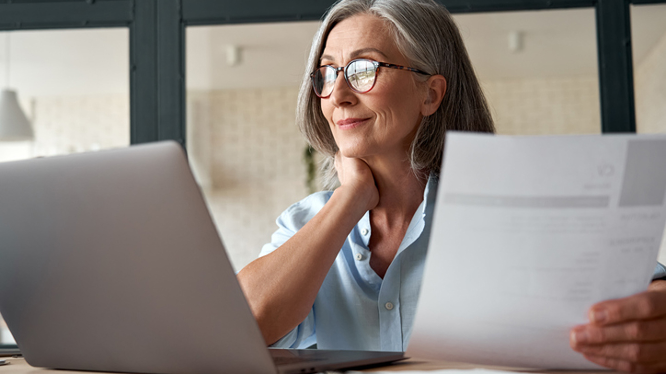 Frau Alt Laptop Formular Istock 1280371032