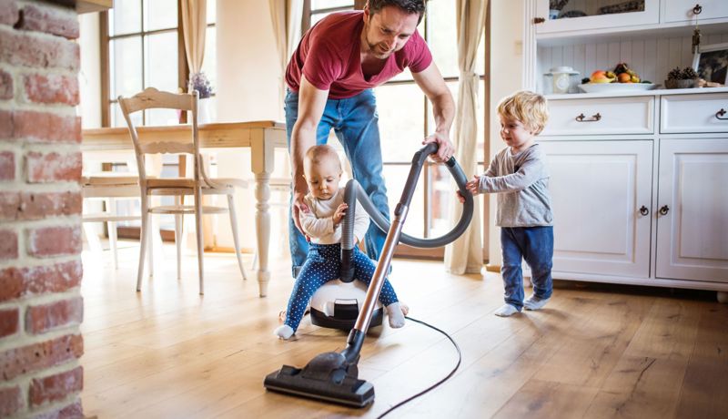 Istock 955426578 Staubsaugen Mann Kinder