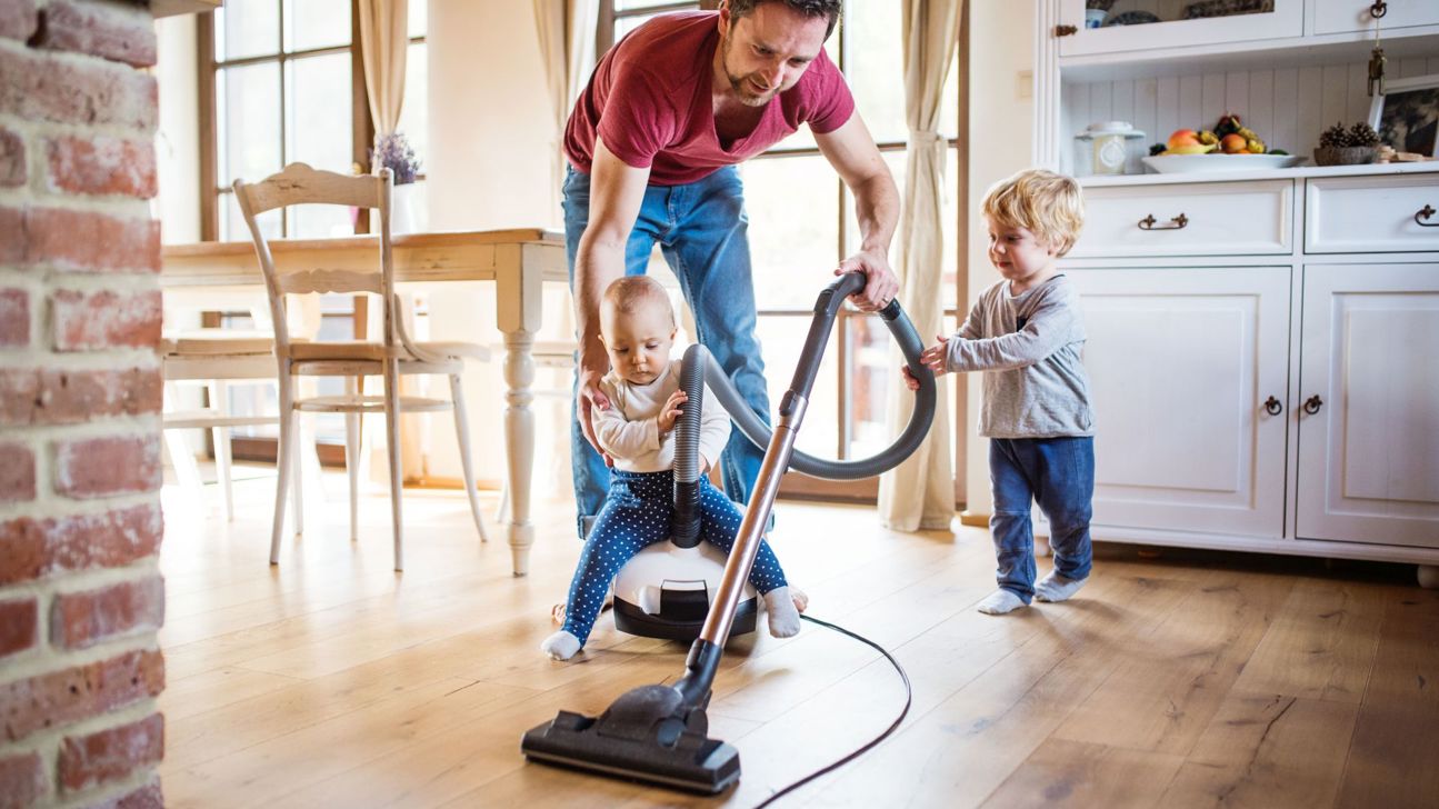 Istock 955426578 Staubsaugen Mann Kinder