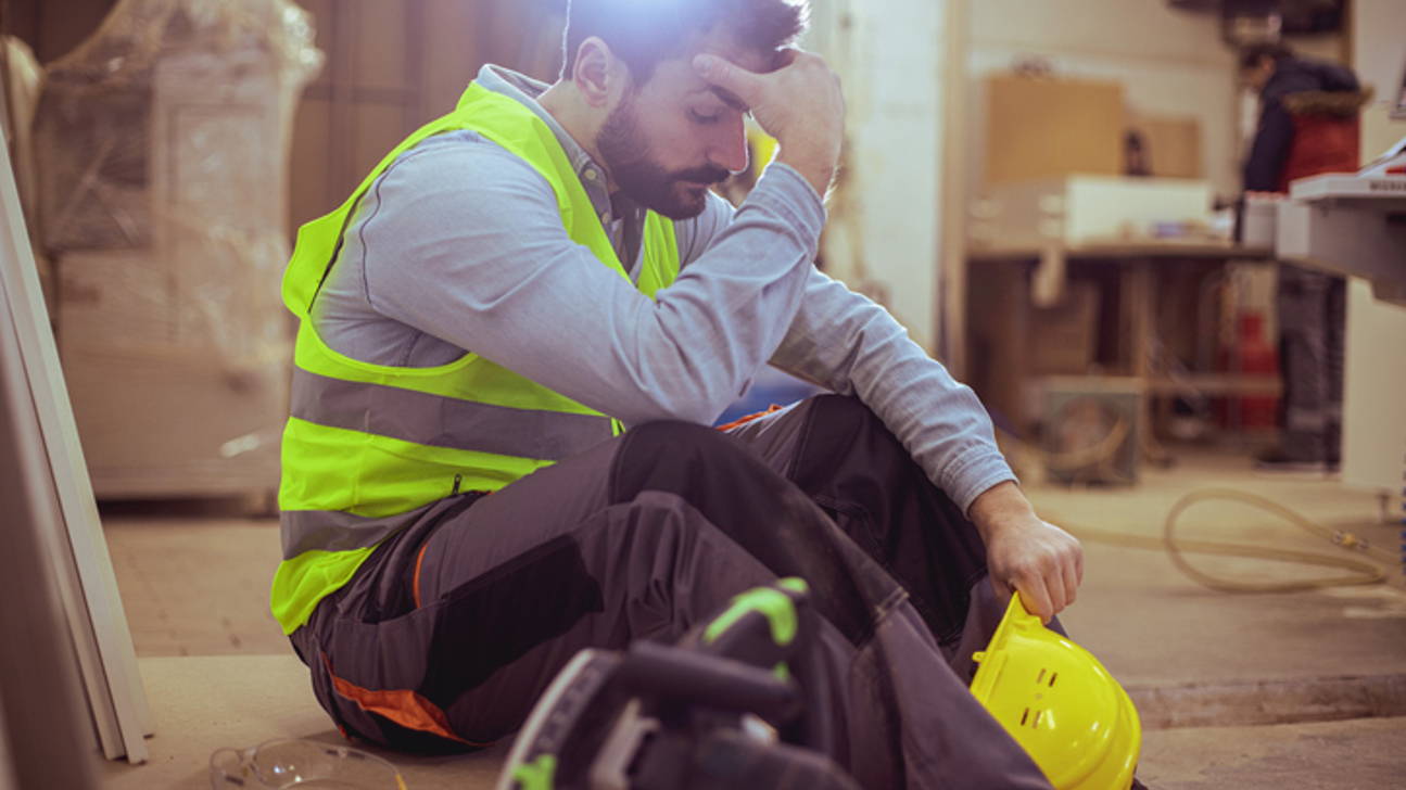 Mann Arbeit Erschöpft Traurig Helm Sorgen Istock 1304485339