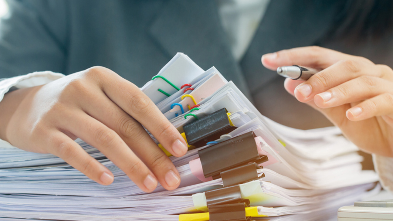 Akten Stapel Hände Istock 1028078966