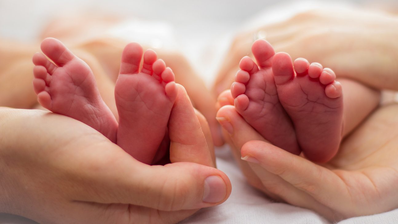Zwillinge Mehrlinge Füsse Istock 813607236 Web