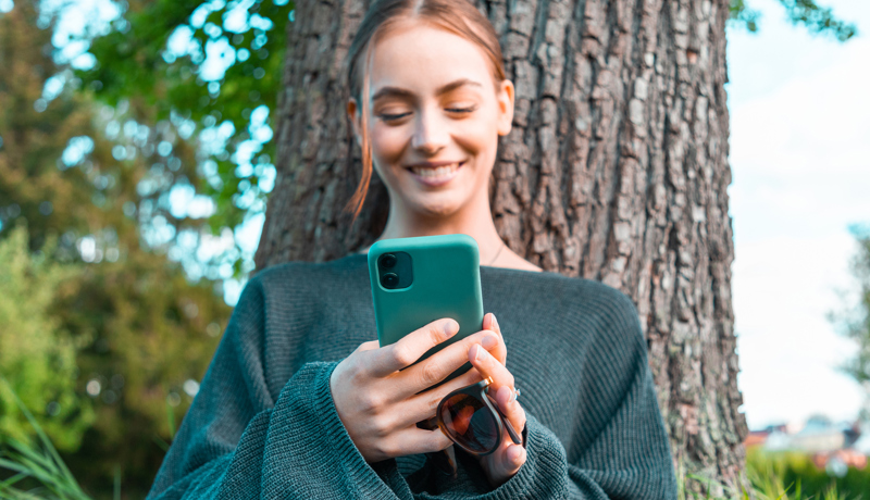 Telefon Glücklich Baum Istock 1222671295