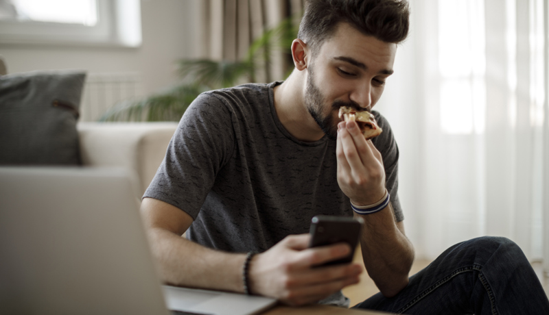 Smartphone Laptop Essen Sucht Istock 1086608028