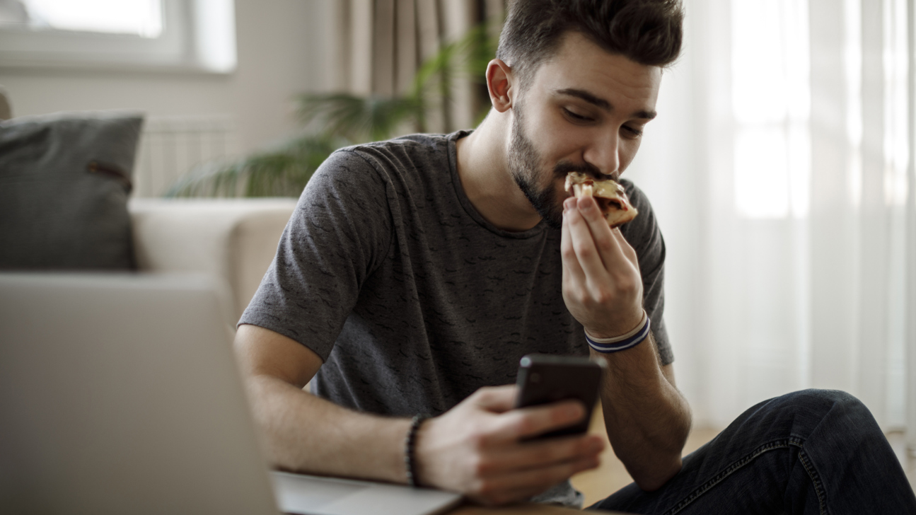Smartphone Laptop Essen Sucht Istock 1086608028