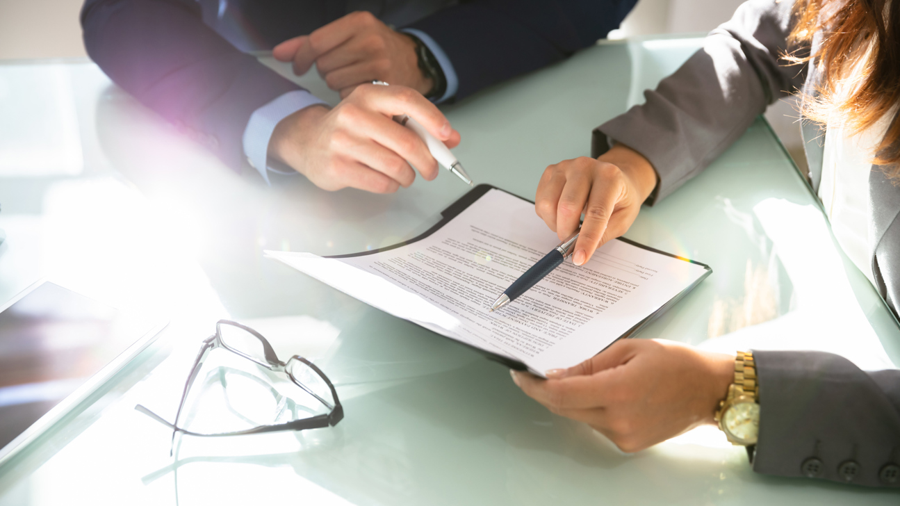 Arbeitsvertrag Unterschrift Istock 1037082124