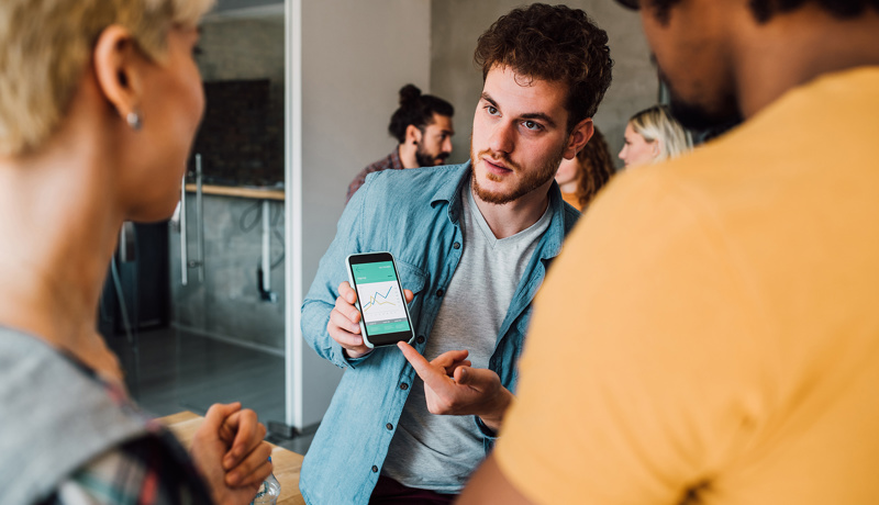 Smartphone Arbeitsplatz Jugendlich