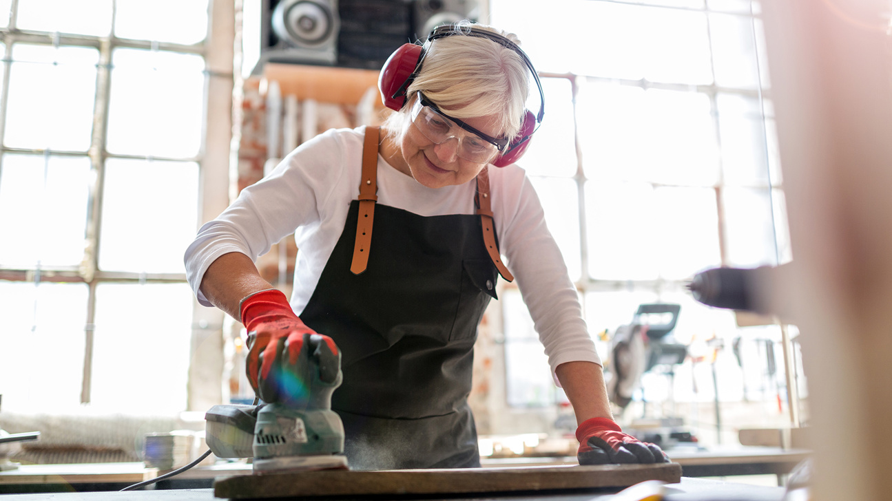 Frau Alt Arbeitet Handwerk Web