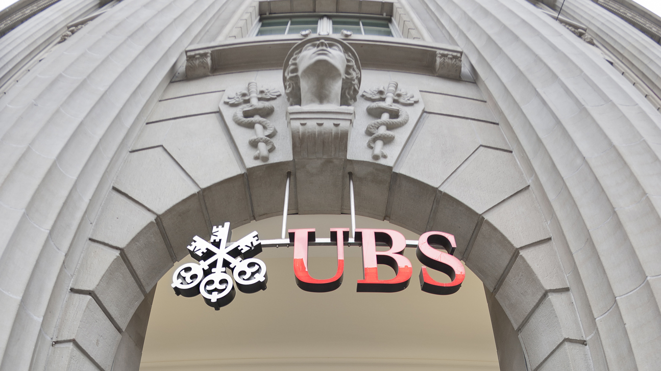 UBS_Eingang_Fassade_Istock 471523579