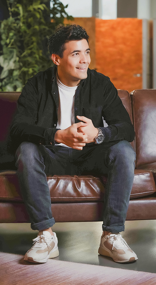Blättler Yannick Auf Sofa