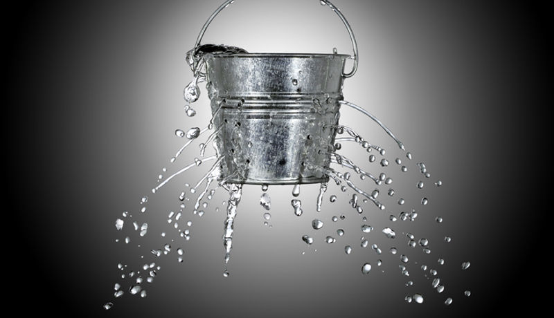 Eimer Wasser Loch Istock 187938743