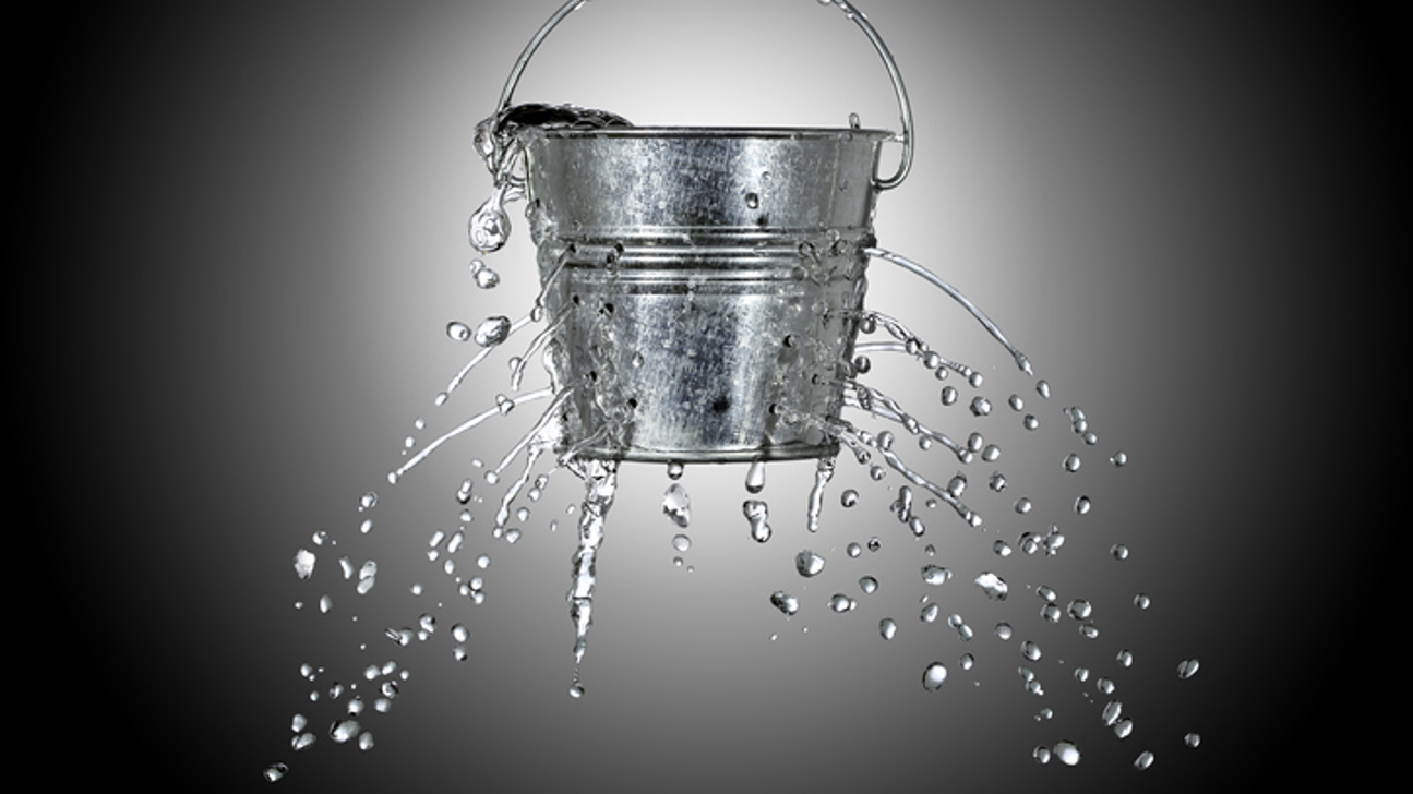 Eimer Wasser Loch Istock 187938743