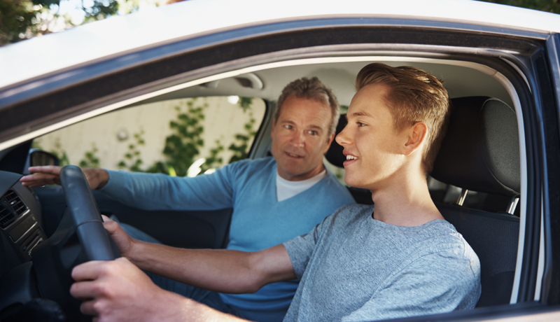 Vater Teenager Fahrstunde