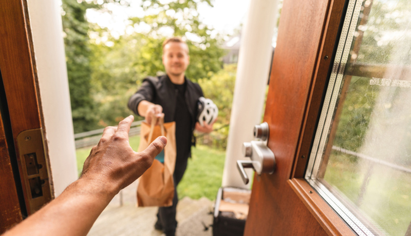 Lieferung Hand Türe Istock 1168269108