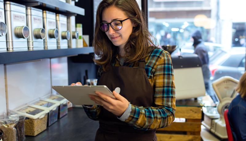 Frau Tablet Laden Lebensmittel Istock 937444320