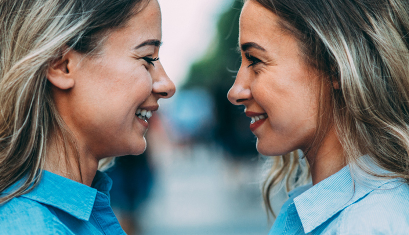 Frau Lachen Gegenüber Istock 829345972