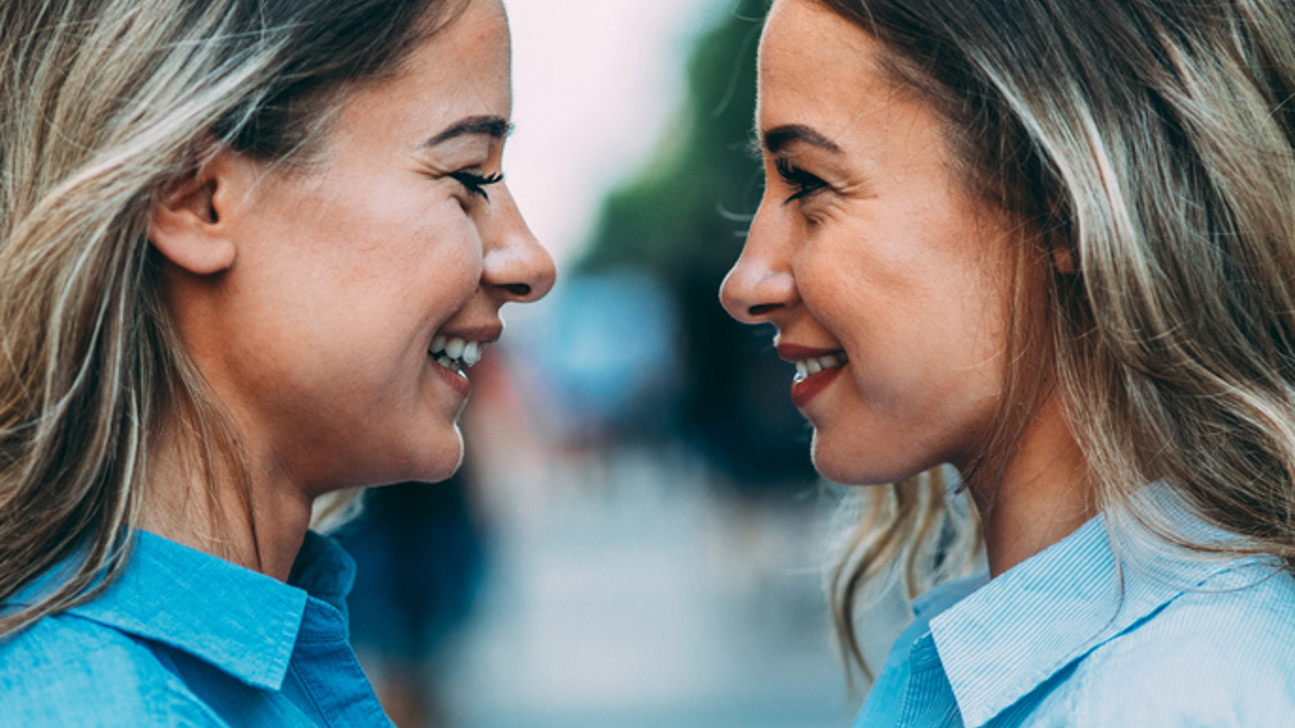 Frau Lachen Gegenüber Istock 829345972
