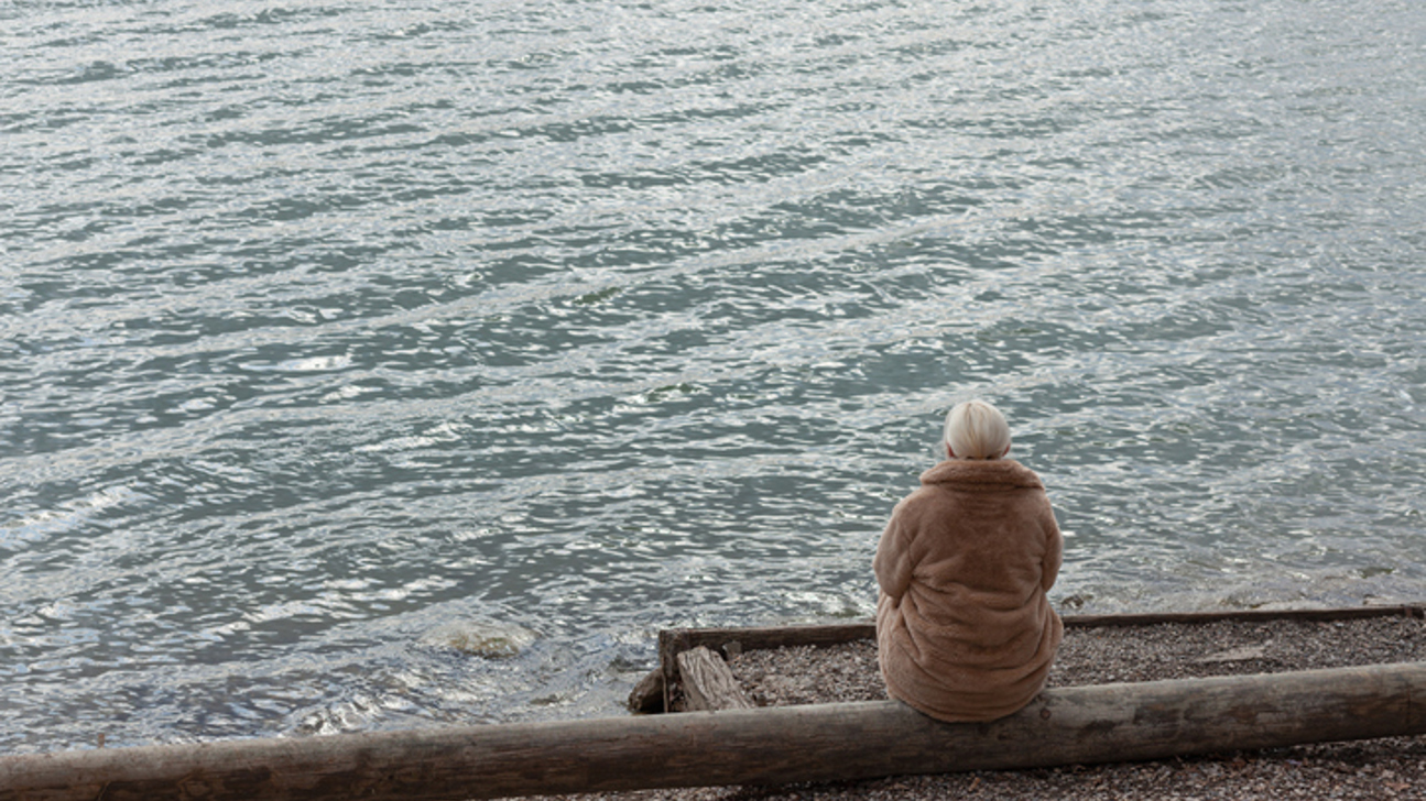 Frau See Sitzen Istock 1389423049 (1)