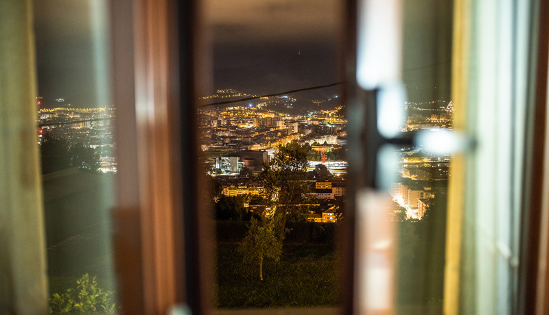 Fenster Offen Nacht Stadt Hitze Istock 1257218783 Web