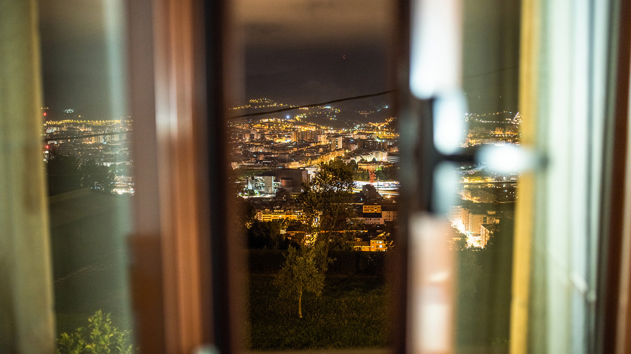 Fenster Offen Nacht Stadt Hitze Istock 1257218783 Web
