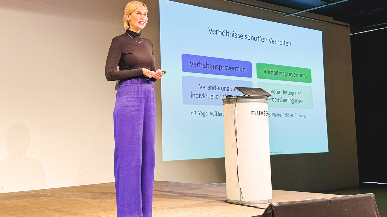 Eva Elisa Schneider forderte, dass moderne Unternehmen Gesundheit zunehmend in den Mittelpunkt rücken sollen, denn Leistung und Gesundheit gehen Hand in Hand.