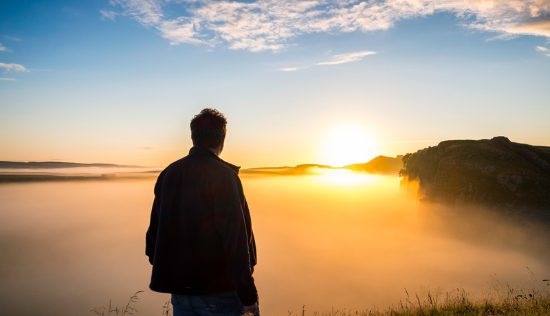Weitblick Nebel Sonnenaufgang Mann Web