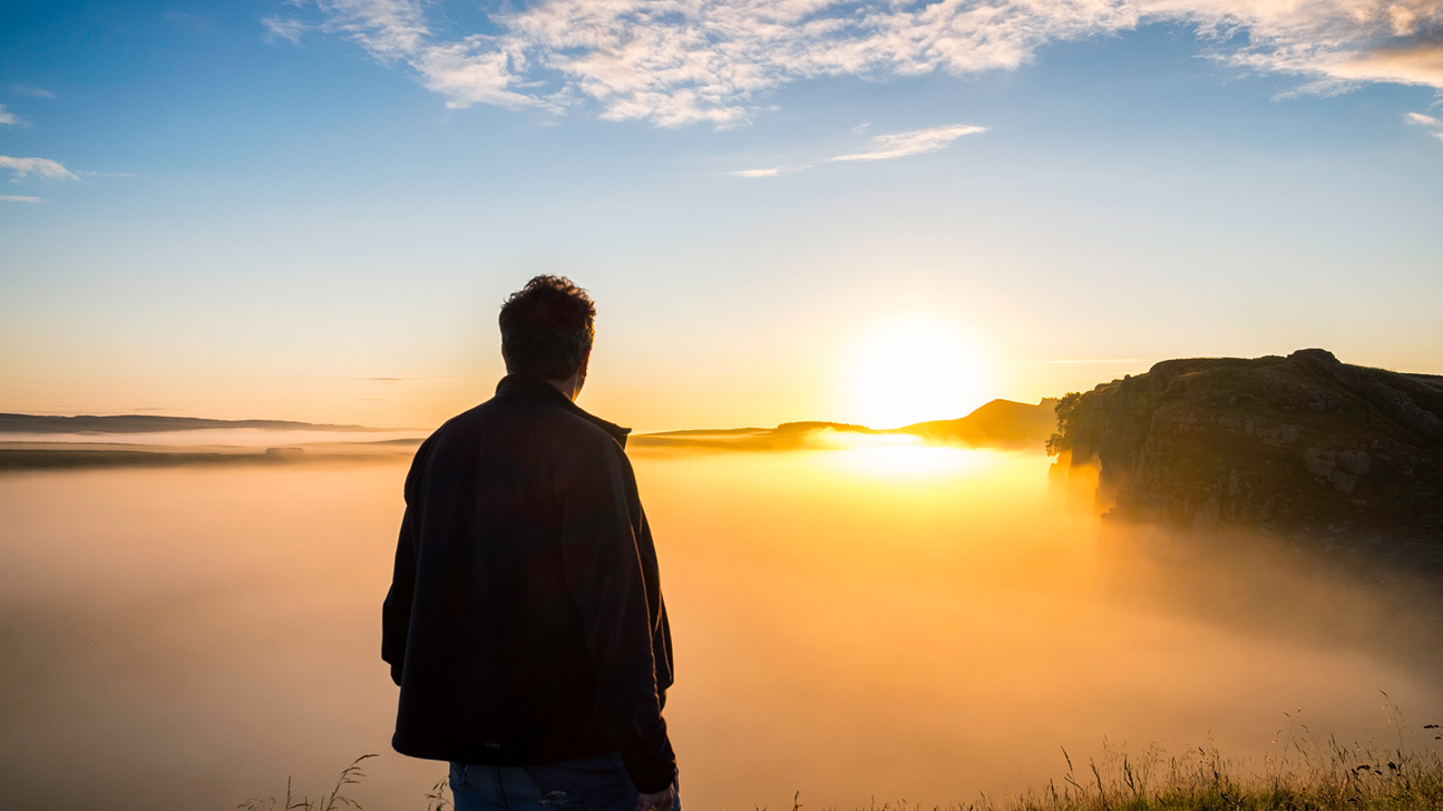 Weitblick Nebel Sonnenaufgang Mann Web