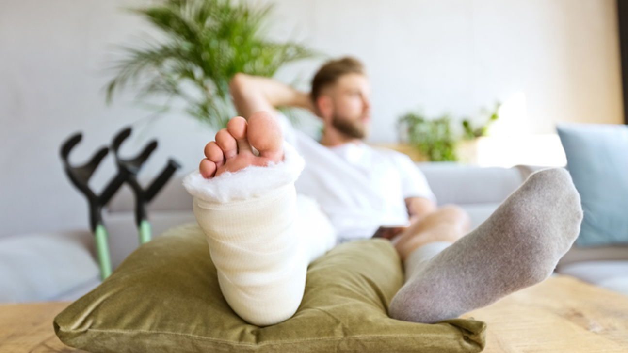 Gips Beinbruch Krücken Mann Istock 1287653390