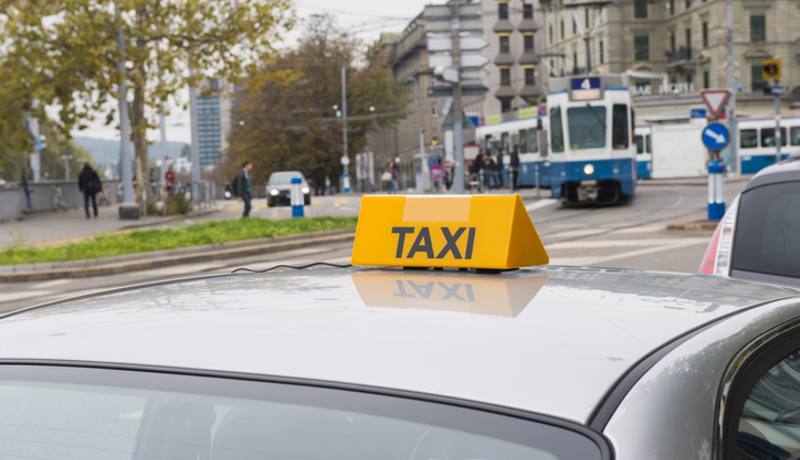Taxi Zürich Tram Istock 478321961