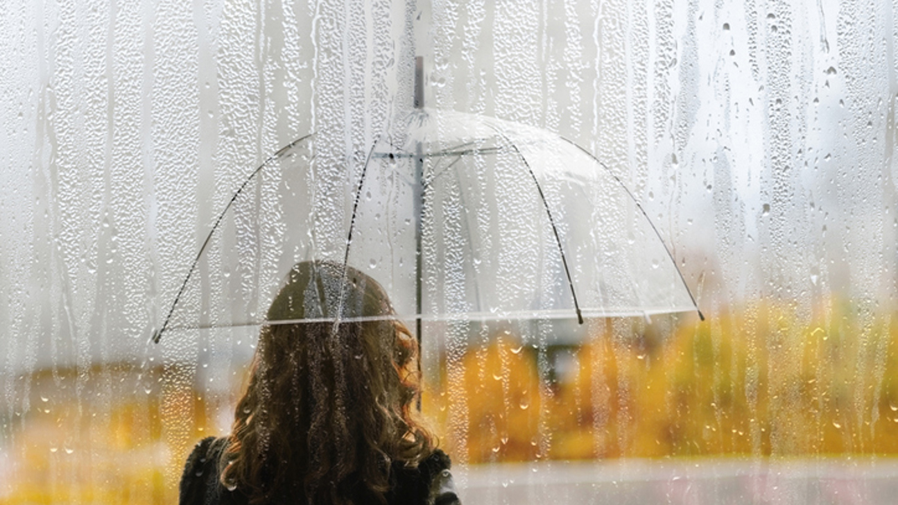 Regenschirm Transparent Frau Istock 1172256284