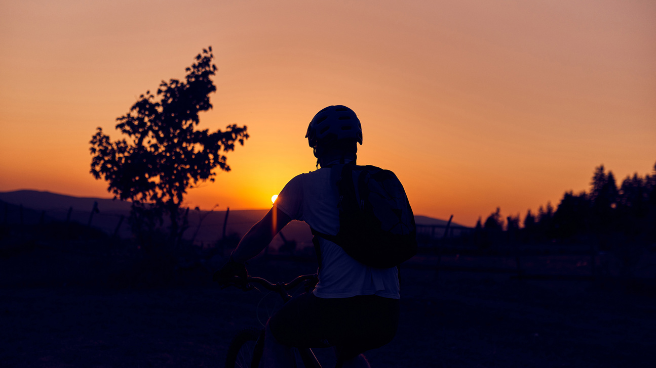 Fahrrad Velo Sonnenuntergang Dämmerung Istock 1412002438 Web