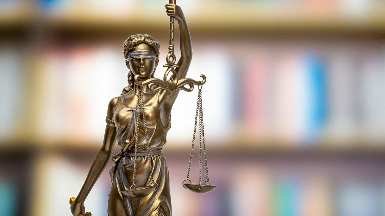 Justitia Recht Gericht Buecherwand Istock 1793198866 Web