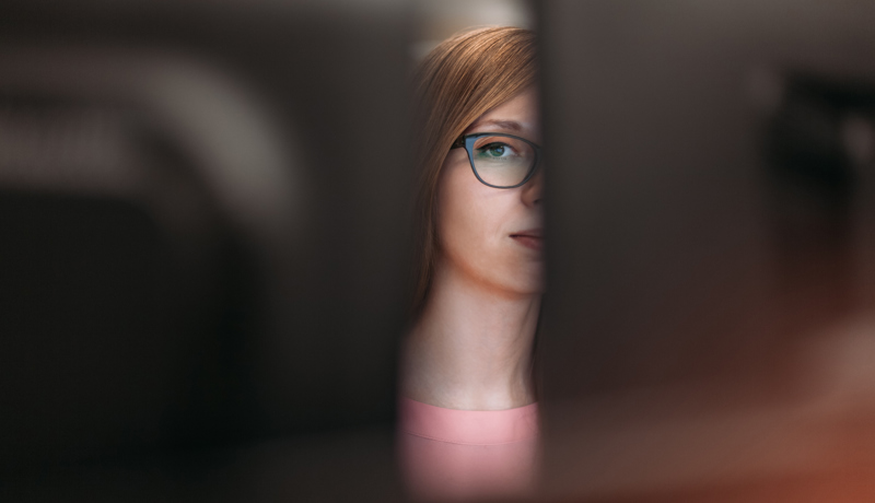Datenschutz Geheimnis Frau Bildschirm Istock 1395838328