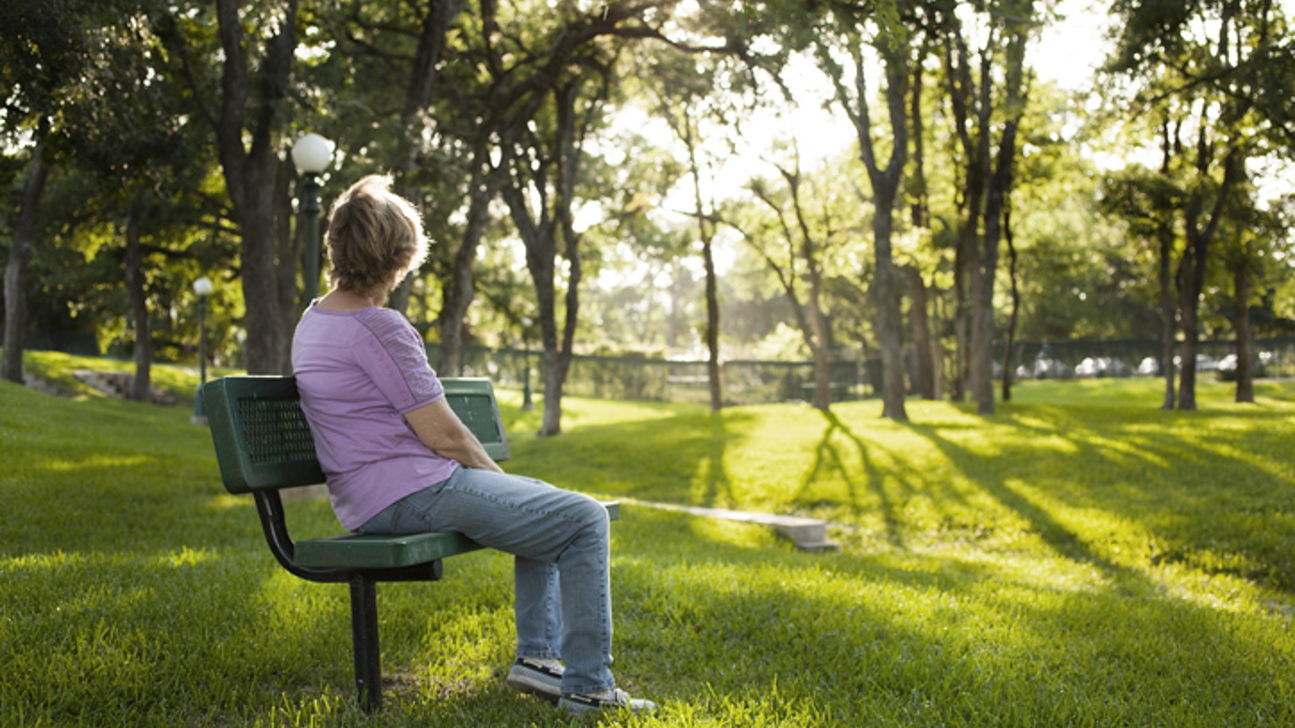 Frau Bank Park Istock 540982286
