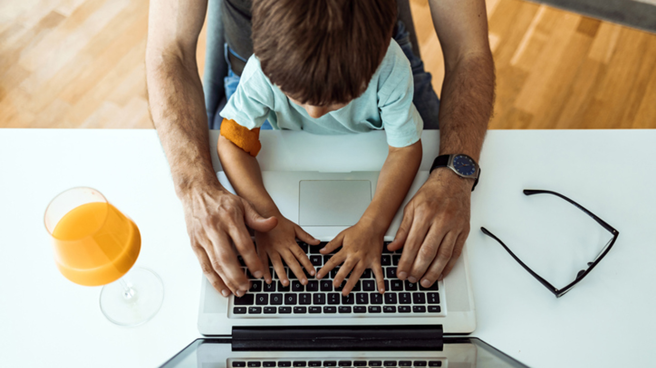 Laptop Vater Kind Istock 1226087433