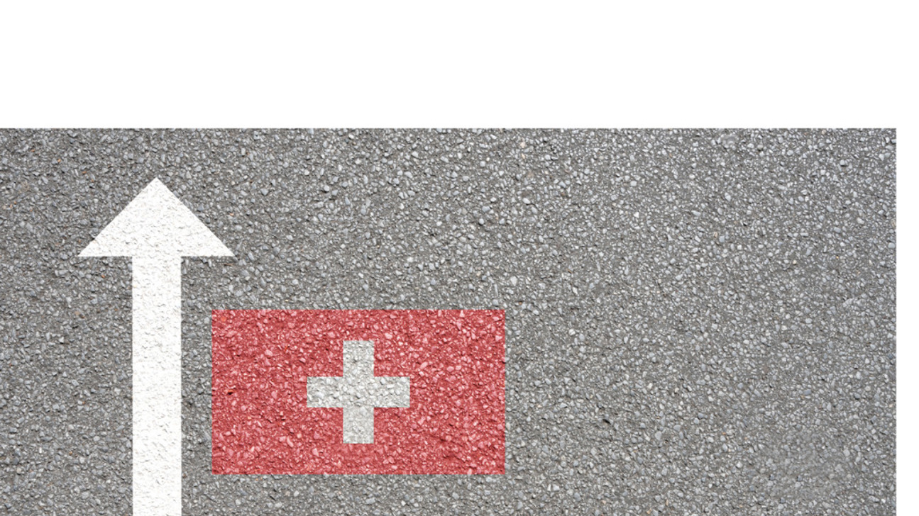 Schweizerflagge Auf Strasse Mit Pfeil Id957352908