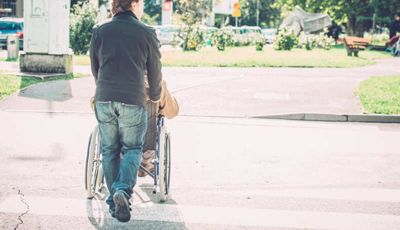 Assistenzbeitrag Behindert Hilfe Rollstuhl