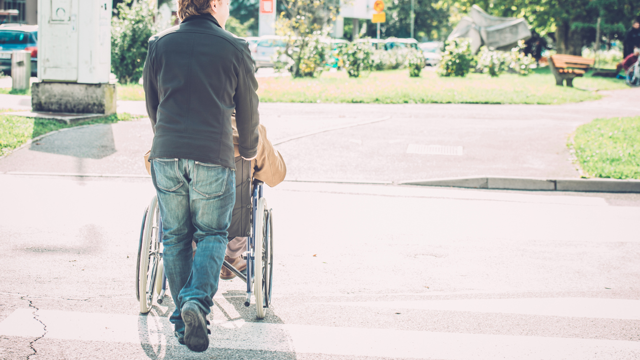 Assistenzbeitrag Behindert Hilfe Rollstuhl