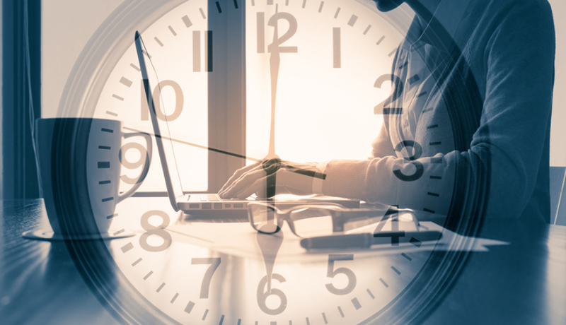 Uhr Laptop Fenster Arbeit Istock 1206717340