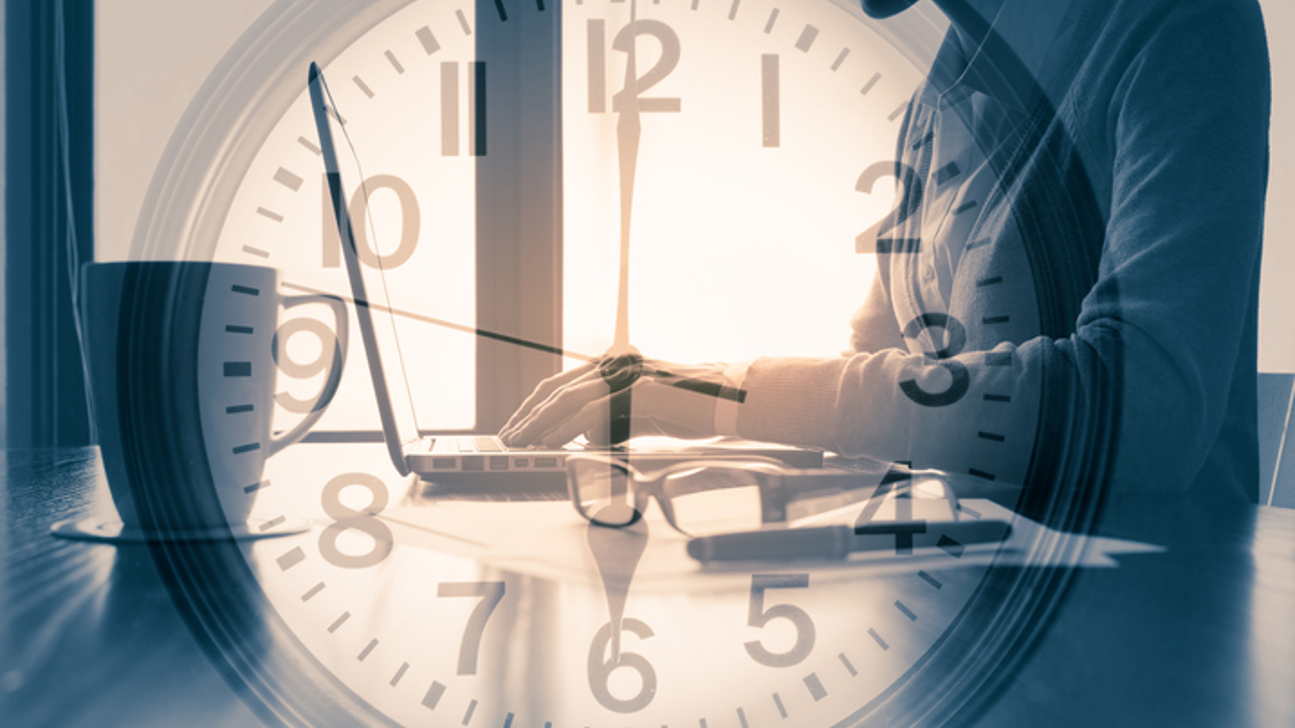 Uhr Laptop Fenster Arbeit Istock 1206717340