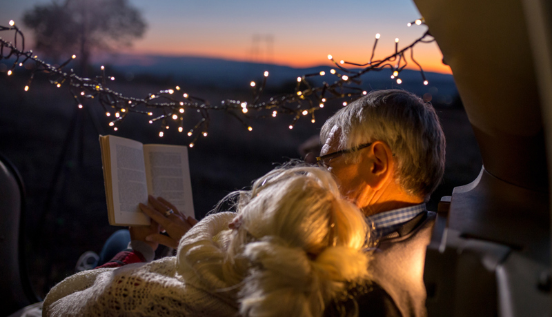Altes Paar Lesen Sonnenuntergang