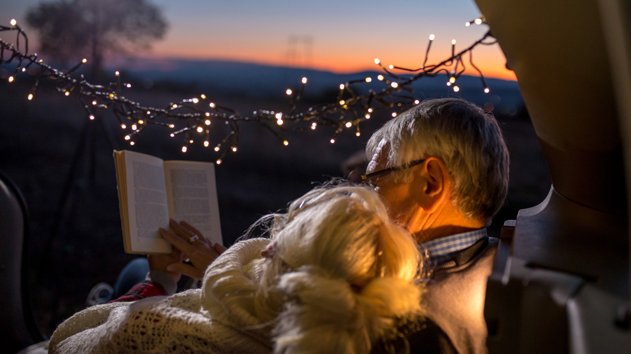 Altes Paar Lesen Sonnenuntergang