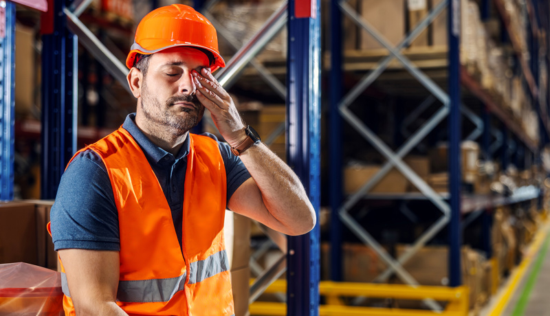 Mann Muede Schlaf Logistik Web