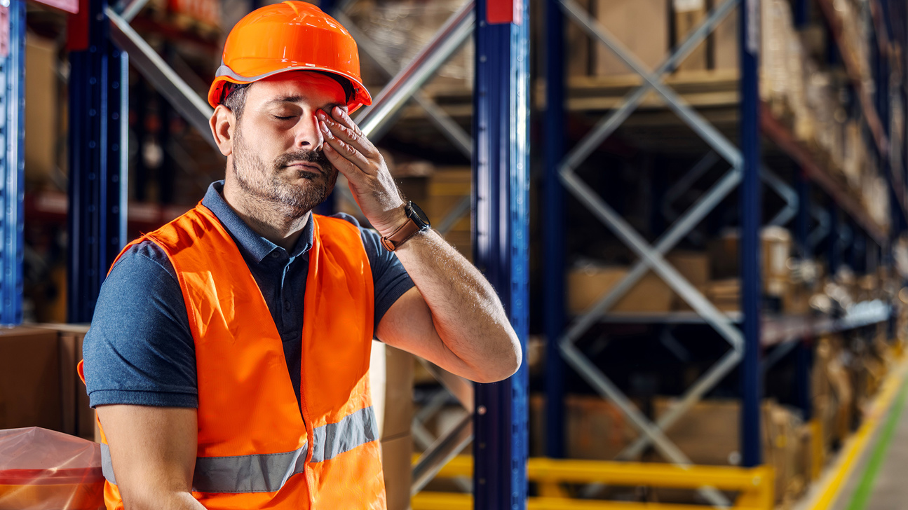 Mann Muede Schlaf Logistik Web
