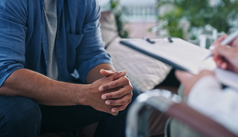 Gespräch Hände Therapie Istock 1355110895