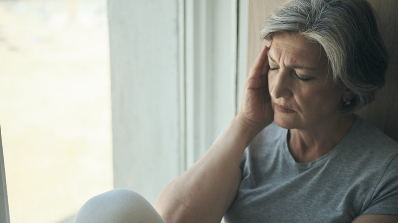 Frau Alt Sorgen Kopfweh Fenster Istock 1344169313