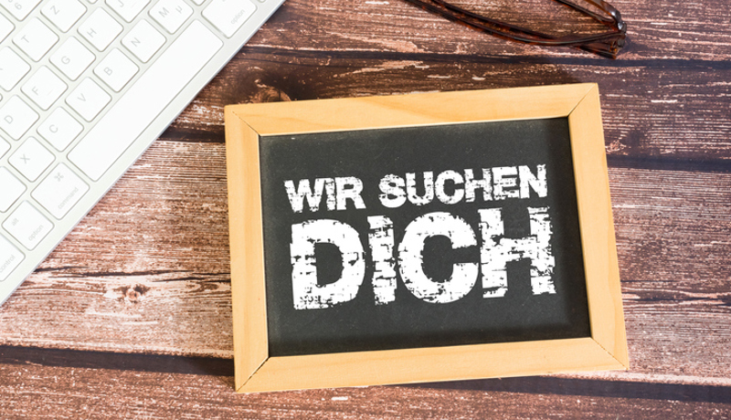 Tafel Suche Tisch Laptop Istock 1330052105