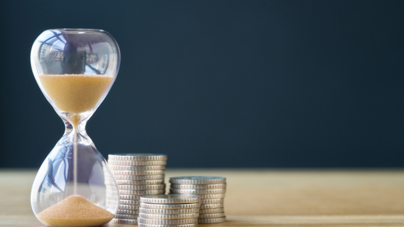Stundenglas_Geld_Warten_Istock 1187184203