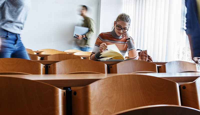 Schule Uni Bildung Frau Istock 1314946670